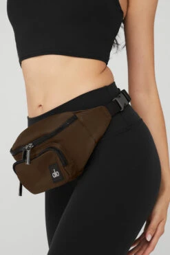 Explorer Fanny Pack - Espresso -Alo Fashion Store A0465U 04064 b1 a4 m54