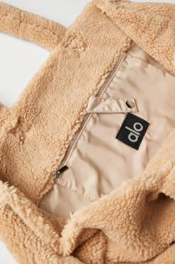 Foxy Sherpa Tote - Camel 12 Foxy Sherpa Tote - Camel -Alo Fashion Store A0466U 01660 b1 a4 2 65f4bf23 7b61 4f74 ac13 f1e3d1c6196d