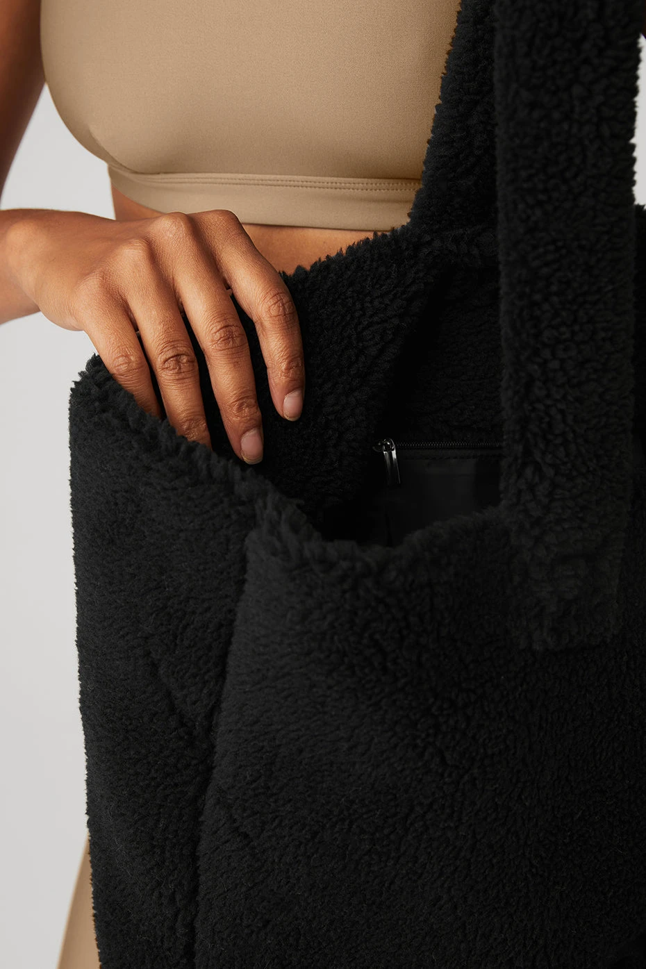 Foxy Sherpa Tote - Black 5 Foxy Sherpa Tote - Black - Image 5