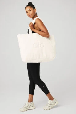 Foxy Sherpa Tote - Ivory -Alo Fashion Store A0466U 03299 b1 a1 1 m18