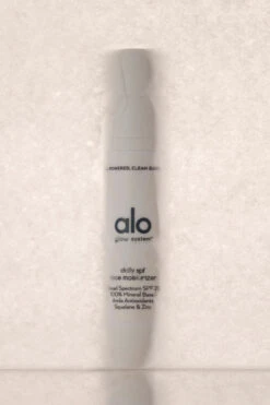 Daily SPF Face Moisturizer 7 Daily SPF Face Moisturizer -Alo Fashion Store B1015FF 0001 b1 a4