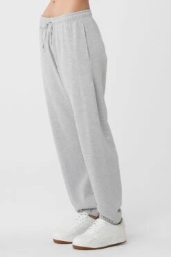 Chill Sweatpant - Athletic Heather Grey 6 Chill Sweatpant - Athletic Heather Grey -Alo Fashion Store M5151R 02910 b1 s1 a2 1 m54 cdf8f60c 5049 4187 9a7e 54813bbfb230