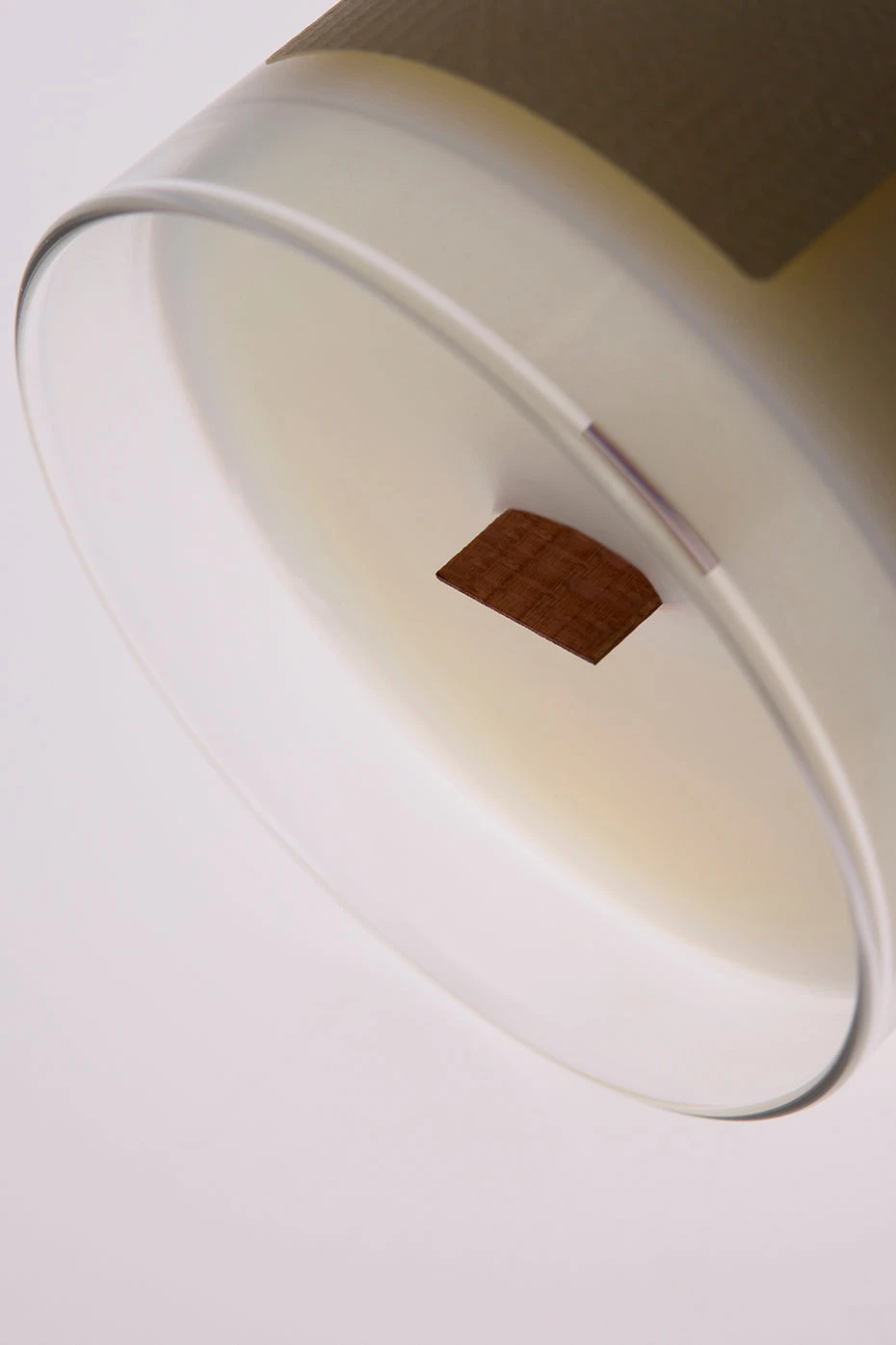 Alo Signature Candle - 8 Oz 2 Alo Signature Candle - 8 Oz - Image 2