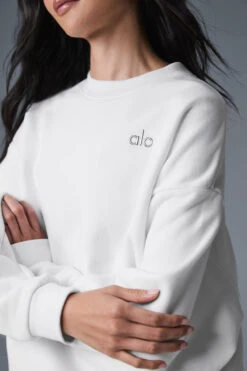 Accolade Crew Neck Pullover - White -Alo Fashion Store U3031RG 00 b1 s1 a4 1 m54