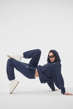 Accolade Sweatpant - Navy -Alo Fashion Store U5013RG 03842 b1 s1 a4 1 m54 24faf01b 0f1d 46f8 abcc 2f18291ffe60