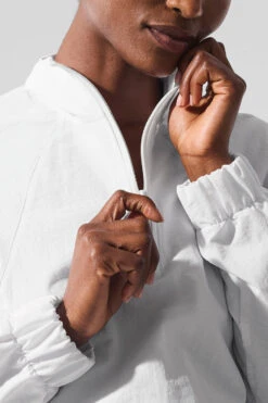 Cropped 1/4 Zip Alumni Pullover - White -Alo Fashion Store W3660R 00 b1 s1 a3 1 m189