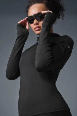 Airlift Winter Warm Hooded Runner - Black -Alo Fashion Store W3735R 01 b1 s1 a4 1 m206 43826212 4e28 4c38 a066 8e98cb24708a