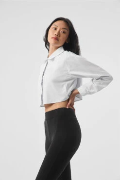 Cropped Take Me Out Button Up - White 7 Cropped Take Me Out Button Up - White -Alo Fashion Store W3747R 00 b1 s1 a4 1 m54