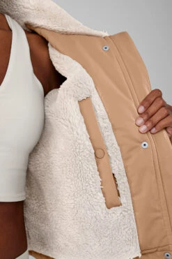 Orion Cropped Puffer - Toasted Almond -Alo Fashion Store W4464R 05131 b1 s1 a4 1 m76 9e9b8dbe 4c08 42f8 9ec5 93e1cfad639a