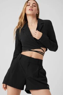 Cropped Status Blazer - Black -Alo Fashion Store W4489R 01 b1 s1 a4 1 m89 d5a8dd1a 869d 47e9 ac31 493708d0413e