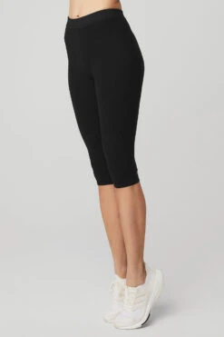 Alosoft High-Waist Iconic 90's Capri - Black -Alo Fashion Store W51024R 01 b1 s1 a2 1 m54