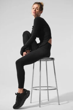 Alosoft High-Waist 7/8 Highlight Legging - Black 8 Alosoft High-Waist 7/8 Highlight Legging - Black -Alo Fashion Store W51104R 01 b1 s1 a4 1 m91