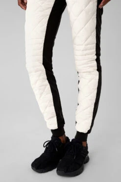 Airbrush Winter Warm High-Waist Moto Puffer Pant - Black/Ivory -Alo Fashion Store W51224R 03850 b1 s1 a5 1 m76