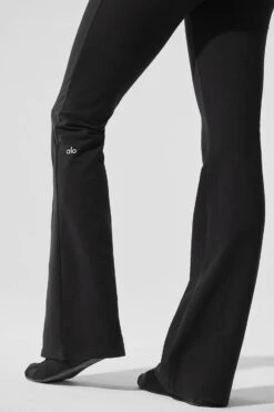 Sway Bootcut Sweatpant - Black -Alo Fashion Store W51304R 01 b1 s1 a4 1 m206