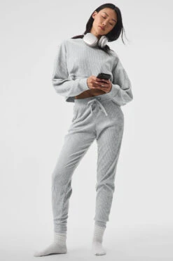 Muse Sweatpant - Athletic Heather Grey -Alo Fashion Store W5784R 02910 b1 s1 a5 1 m54
