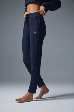 Muse Sweatpant - Navy -Alo Fashion Store W5784R 03842 b1 s1 a4 1 m18