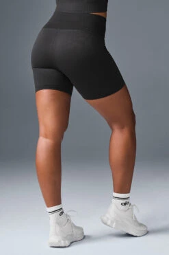 5" Seamless Ribbed Favorite Short - Black -Alo Fashion Store W6290R 01 b1 s1 a3 m196